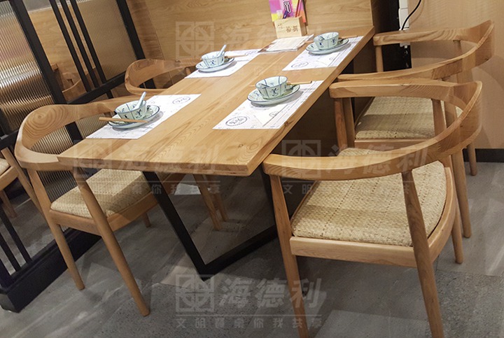 來客實(shí)木餐桌