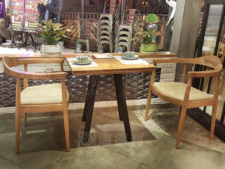 來客實(shí)木餐桌