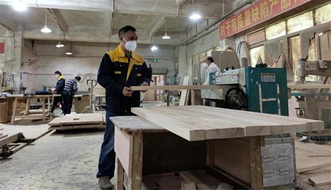 海德利總經(jīng)理谷先生每天親臨一線,親自操作機器參與生產(chǎn)