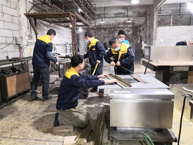 總經(jīng)理到五金車間檢測不銹鋼材料是否達標