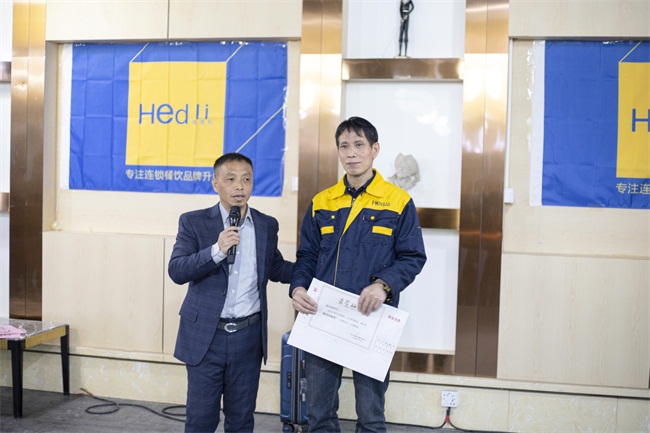 總經(jīng)理頒獎給獲獎員工