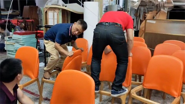 總經(jīng)理跳上椅子框架,親自示范如何檢測質(zhì)量