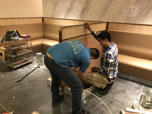 海底撈家具工廠師傅現(xiàn)場(chǎng)安裝海底撈家具（卡座）
