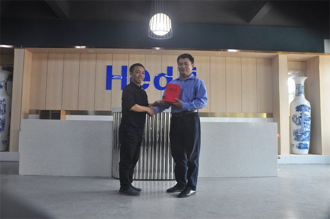 海德利總經(jīng)理與全國十大司機蘭家慶合影留念