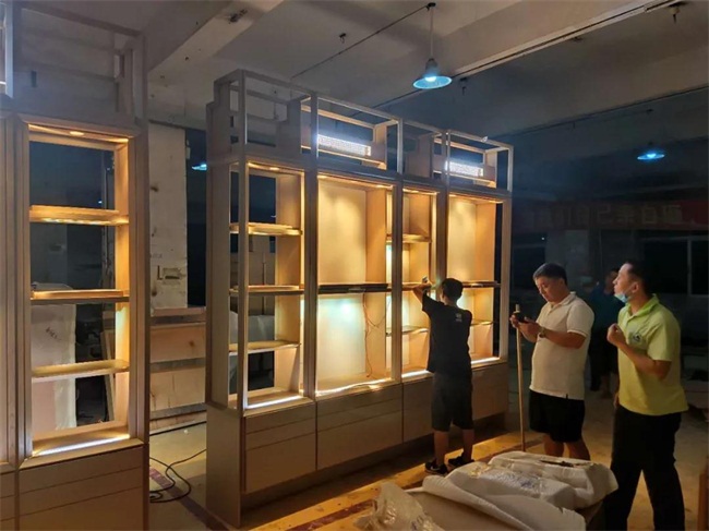 中國十大奢侈品牌之一溥儀眼鏡，實木不銹鋼展柜由海德利家具廠設計生產，出廠前做質量檢查