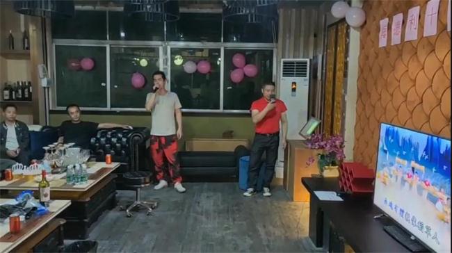 沙發(fā)部翁經(jīng)理唱《愛拼才會贏》